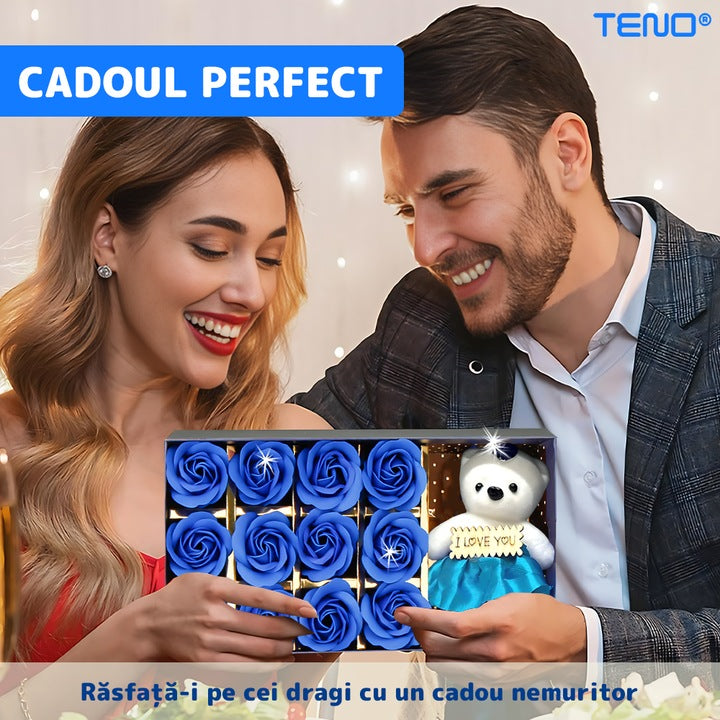 Ursulet cu Trandafiri din Sapun Teno®, cutie in forma patrata cu buline, mesaj pe tablita din lemn ”I LOVE YOU”, 12trandafiri, fustita si cristal, albastru regal