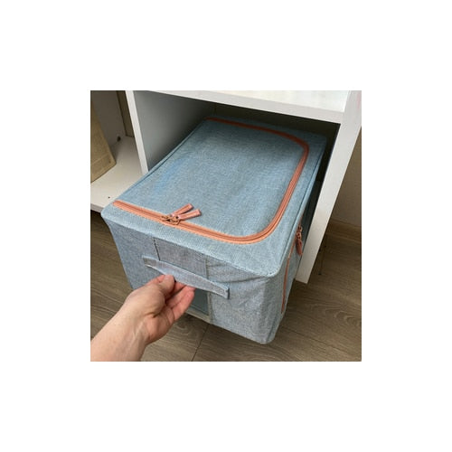 Organizator depozitare Macvi® 100 litri, cutie textila pliabila cu capac si fermoar, panou transparent pentru vizualizare si cadru metalic robust, ideala pentru haine voluminoase si depozitare