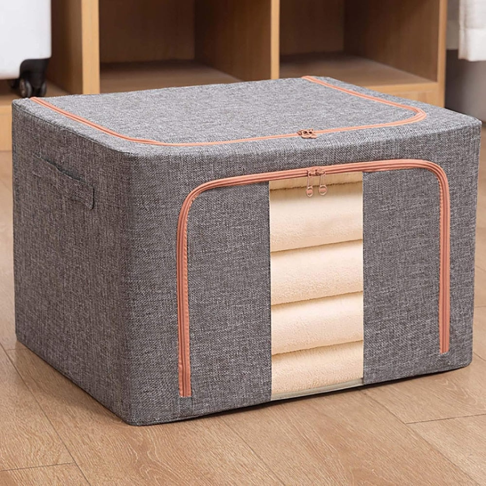 Organizator depozitare Macvi® 100 litri, cutie textila pliabila cu capac si fermoar, panou transparent pentru vizualizare si cadru metalic robust, ideala pentru haine voluminoase si depozitare