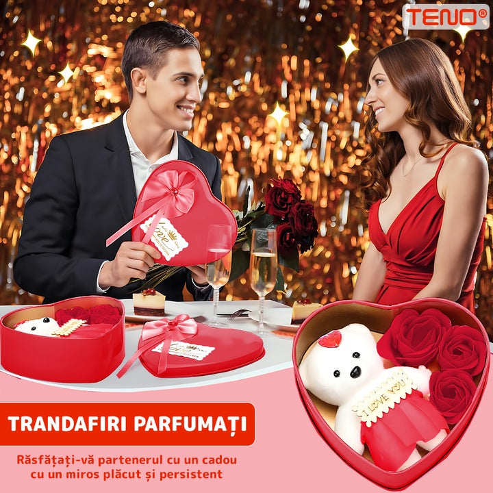 Ursulet cu Trandafiri din Sapun Parfumati Teno®, cutie in forma de inimioara, mesaj pe tablita din lemn ”I LOVE YOU”, 3 trandafiri, fustita si cristal, rosu