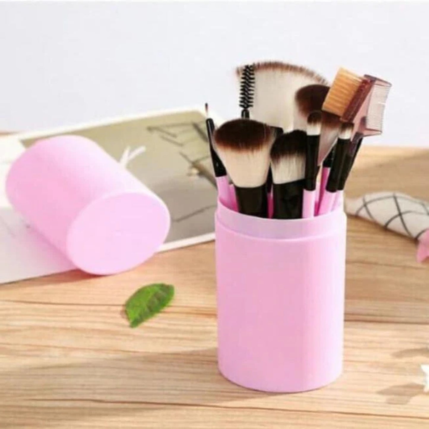 Set Macvi® 12 Pensule Machiaj cu Cutie pentru Depozitare, Design Modern Roz, Peri Sintetici de Inalta Calitate, Ideal pentru Machiaj Profesional si de Zi cu Zi