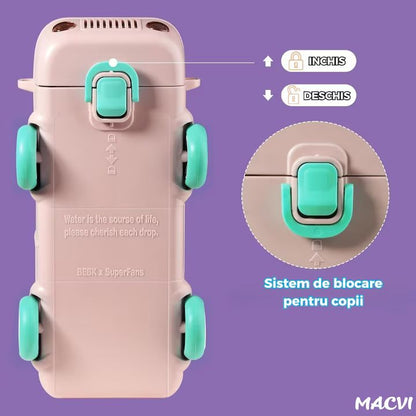Sticla de Apa pentru Copii Macvi® cu Design Jucarie Autobuz, 500 ml, Fara BPA, Anti-Scurgere, Buton de Deschidere, Curea de Transport Inclusa, Roz