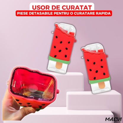 Sticla de Apa pentru Copii Macvi® Forma Inghetata Pepene, 300 ml, Fara BPA, Anti-Scurgere, Capac Etans, Pai Incorporat, Usor de Curatat, Rosu