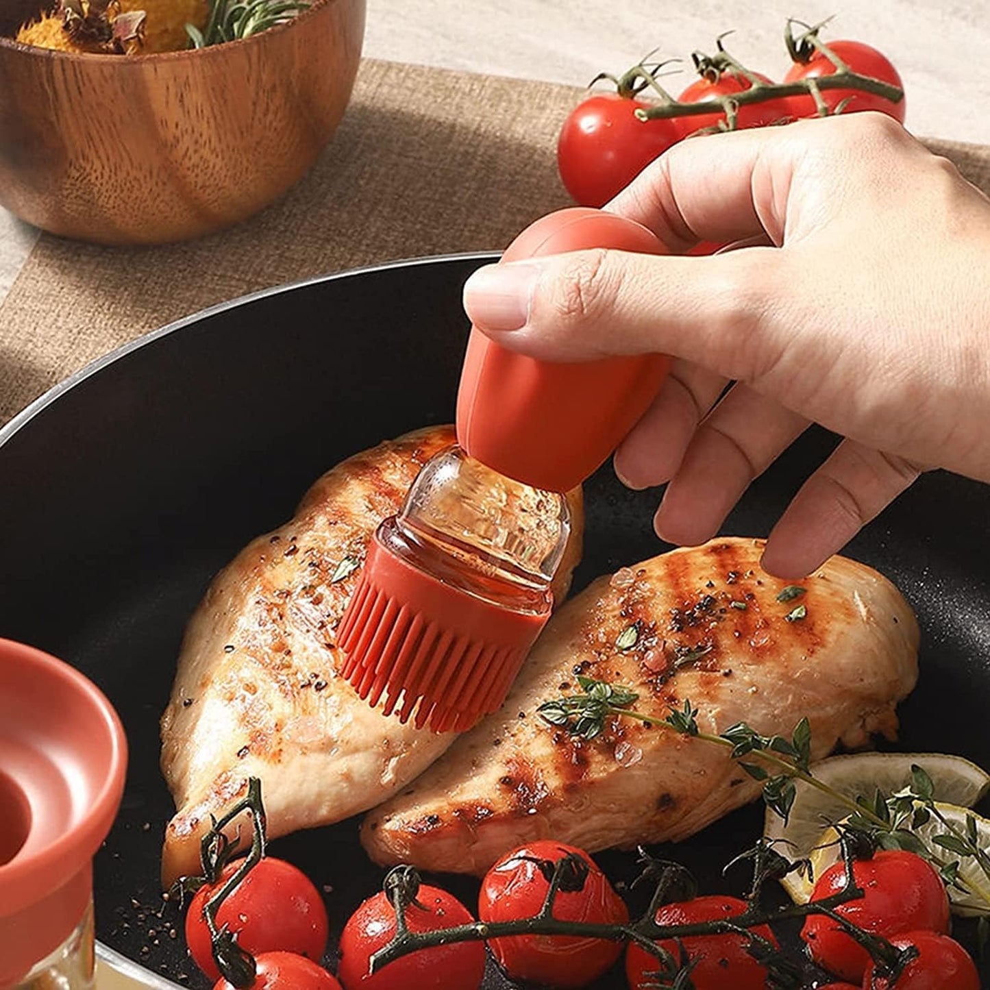 Sticla pentru ulei Macvi® cu pensula din silicon, scala precisa, rezistenta la caldura, usor de curatat, ideala pentru gatit, copt si grill, Multicolor