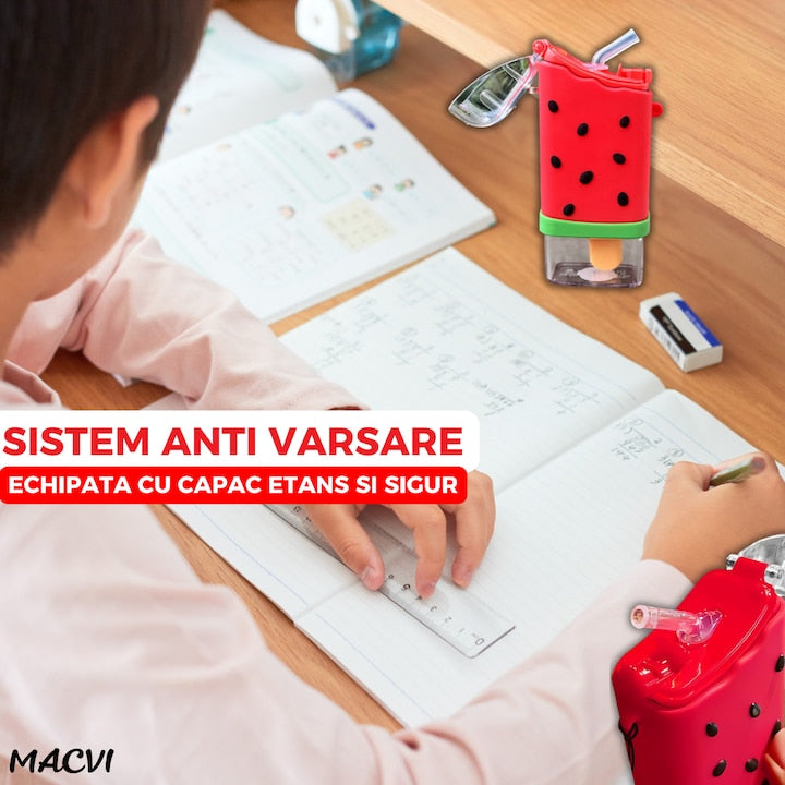 Sticla de Apa pentru Copii Macvi® Forma Inghetata Pepene, 300 ml, Fara BPA, Anti-Scurgere, Capac Etans, Pai Incorporat, Usor de Curatat, Rosu