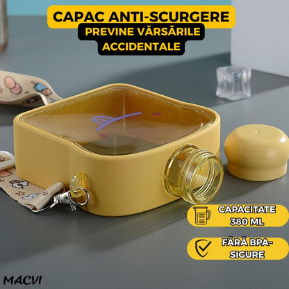 Sticla de Apa pentru Copii Macvi® Forma Toast, 380 ml, Fara BPA, Anti-Scurgere, Capac Etans, Curea Reglabila de Transport, Usor de Curatat, Galben