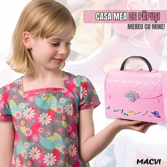 Casuta de papusi Macvi® transformabila tip gentuta portabila, cu accesorii diverse, compacta, usor de transportat, pentru joaca imaginativa si dezvoltarea abilitatilor copiilor