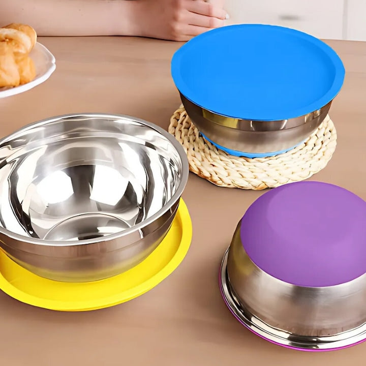 Set 3 castroane Macvi® cu capace si baza aderenta, inox + plastic, diametre 20-22-24 cm, multicolor, compatibile frigider si masina de spalat vase