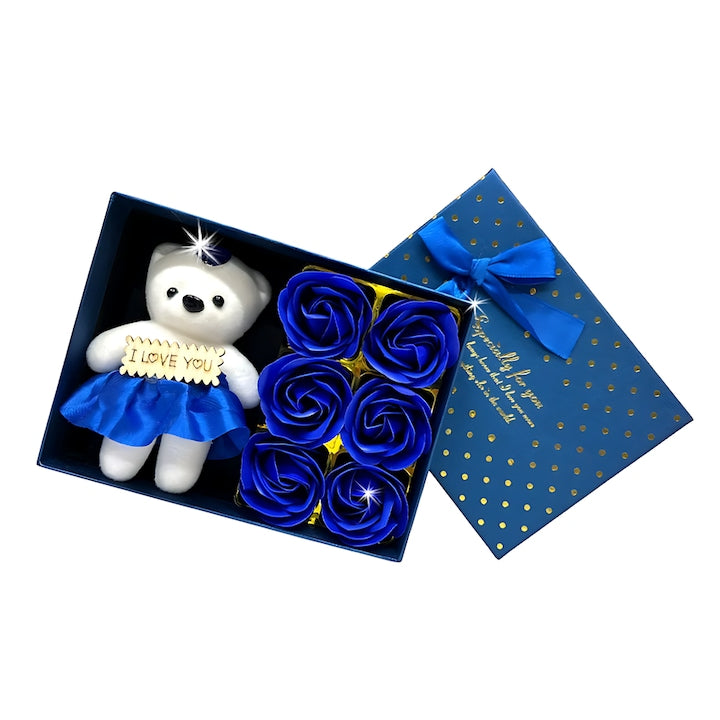 Ursulet cu Trandafiri din Sapun Teno®, cutie in forma patrata cu buline, mesaj pe tablita din lemn ”I LOVE YOU”, 6 trandafiri, fustita si cristal, albastru regal