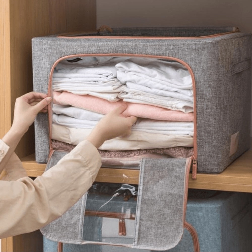 Organizator depozitare Macvi® 100 litri, cutie textila pliabila cu capac si fermoar, panou transparent pentru vizualizare si cadru metalic robust, ideala pentru haine voluminoase si depozitare