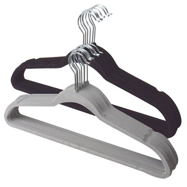 Set 16 umerase catifea Macvi®, antialunecare, 44.5 x 23 cm, carlig rotativ 360°, bara pantaloni, gri si negru