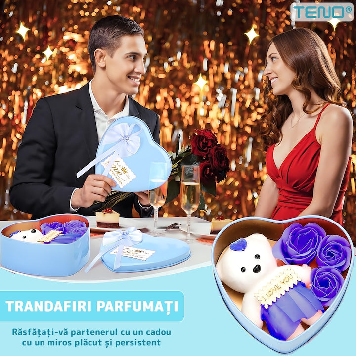 Ursulet cu Trandafiri din Sapun Parfumati Teno®, cutie in forma de inimioara, mesaj pe tablita din lemn ”I LOVE YOU”, 3 trandafiri, fustita si cristal, albastru
