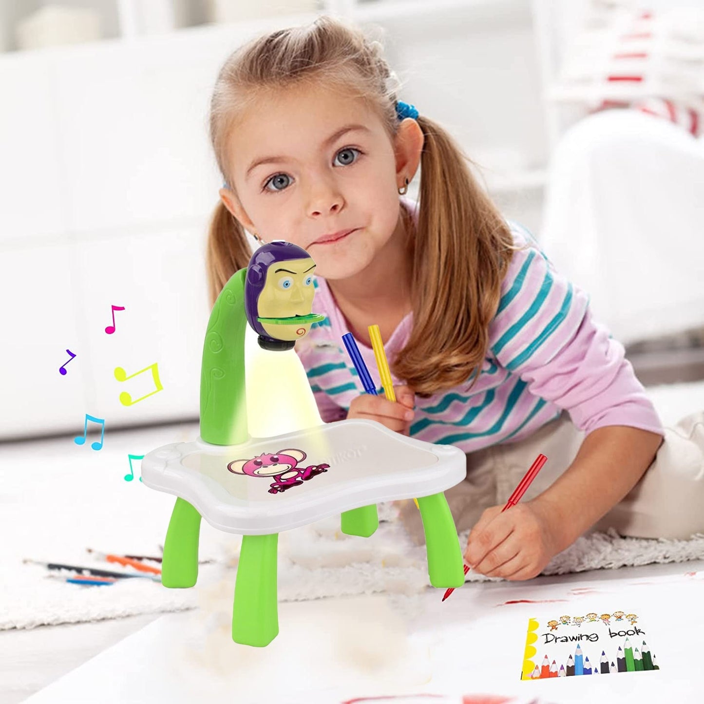 Jucarie educationala Macvi® tip tabla cu proiector, hologram, 3 discuri, 24 sabloane, 12 carioci, masa de desen Toy Story, verde