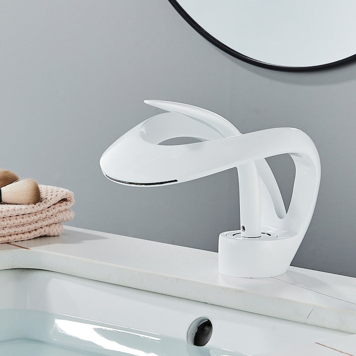 Baterie chiuveta baie Macvi® tip cascada cromata 15 cm montaj pe chiuveta design nordic modern debit redus, alb