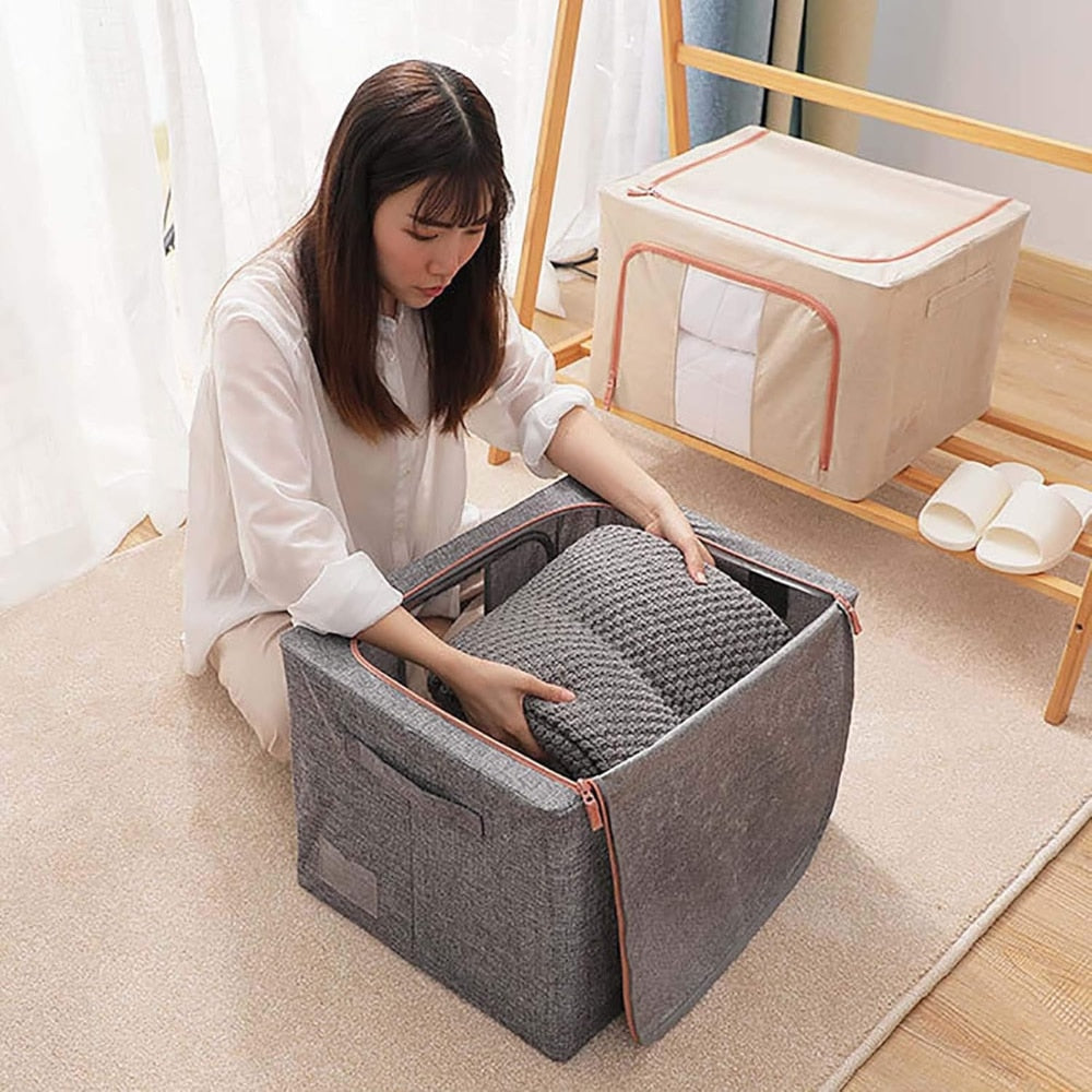 Cutie depozitare Macvi® 24L pliabila din material textil cu fermoar si fereastra transparenta cu cadru metalic pentru organizare eficienta, organizator pentru haine si articole casnice
