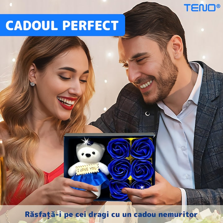 Ursulet cu Trandafiri din Sapun Teno®, cutie in forma patrata cu buline, mesaj pe tablita din lemn ”I LOVE YOU”, 6 trandafiri, fustita si cristal, albastru regal