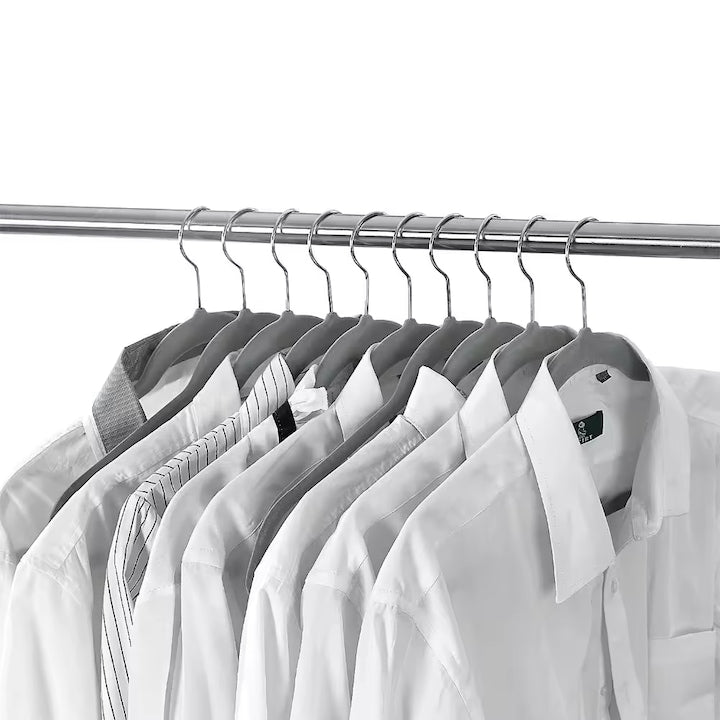 Set 16 umerase catifea Macvi®, antialunecare, 44.5 x 23 cm, carlig rotativ 360°, bara pantaloni, gri si negru
