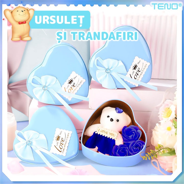 Ursulet cu Trandafiri din Sapun Parfumati Teno®, cutie in forma de inimioara, mesaj pe tablita din lemn ”I LOVE YOU”, 3 trandafiri, fustita si cristal, albastru