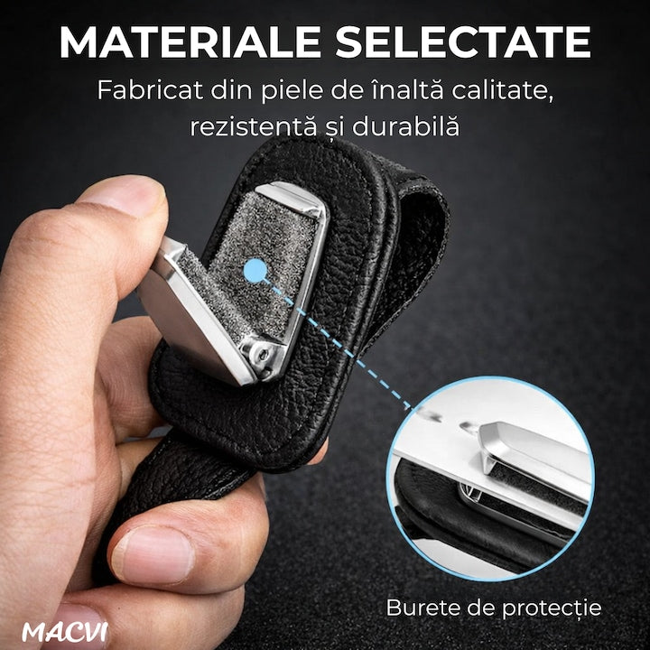 Suport ochelari auto Macvi®, prindere la parasolar, piele si aluminiu, 5x10 cm, negru