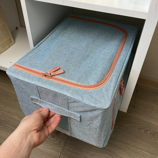 Cutie depozitare Macvi® 24L pliabila din material textil cu fermoar si fereastra transparenta cu cadru metalic pentru organizare eficienta, organizator pentru haine si articole casnice