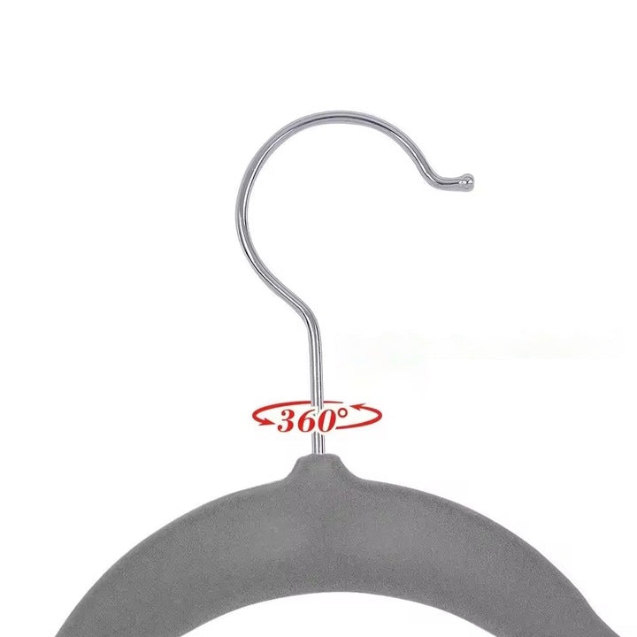 Set 16 umerase catifea Macvi®, antialunecare, 44.5 x 23 cm, carlig rotativ 360°, bara pantaloni, gri si negru