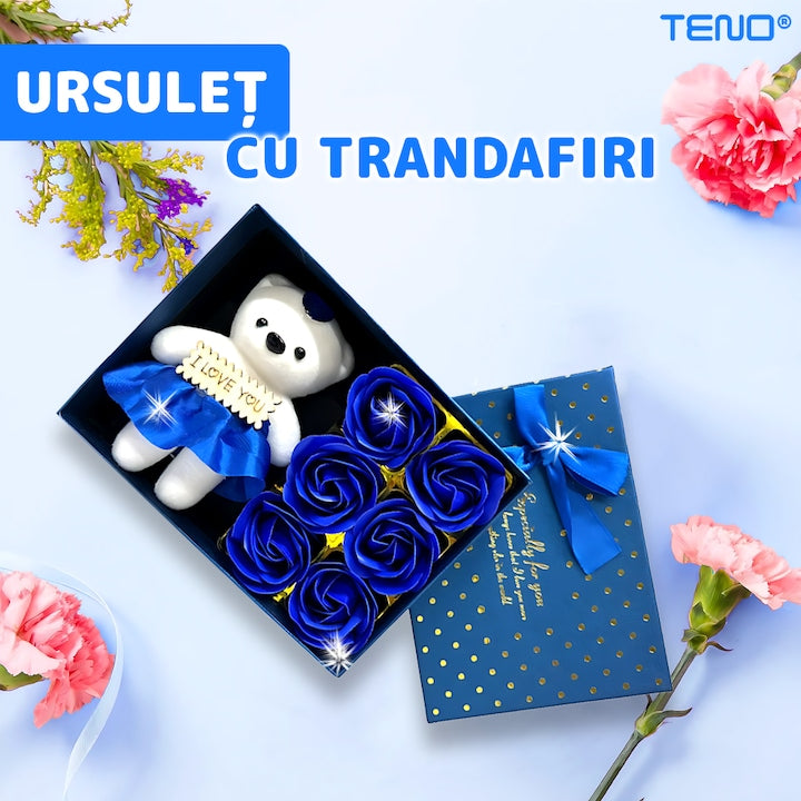 Ursulet cu Trandafiri din Sapun Teno®, cutie in forma patrata cu buline, mesaj pe tablita din lemn ”I LOVE YOU”, 6 trandafiri, fustita si cristal, albastru regal